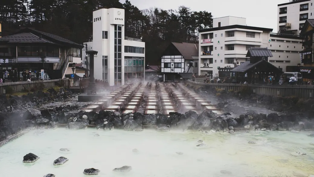 湯気の上がる温泉街の風景